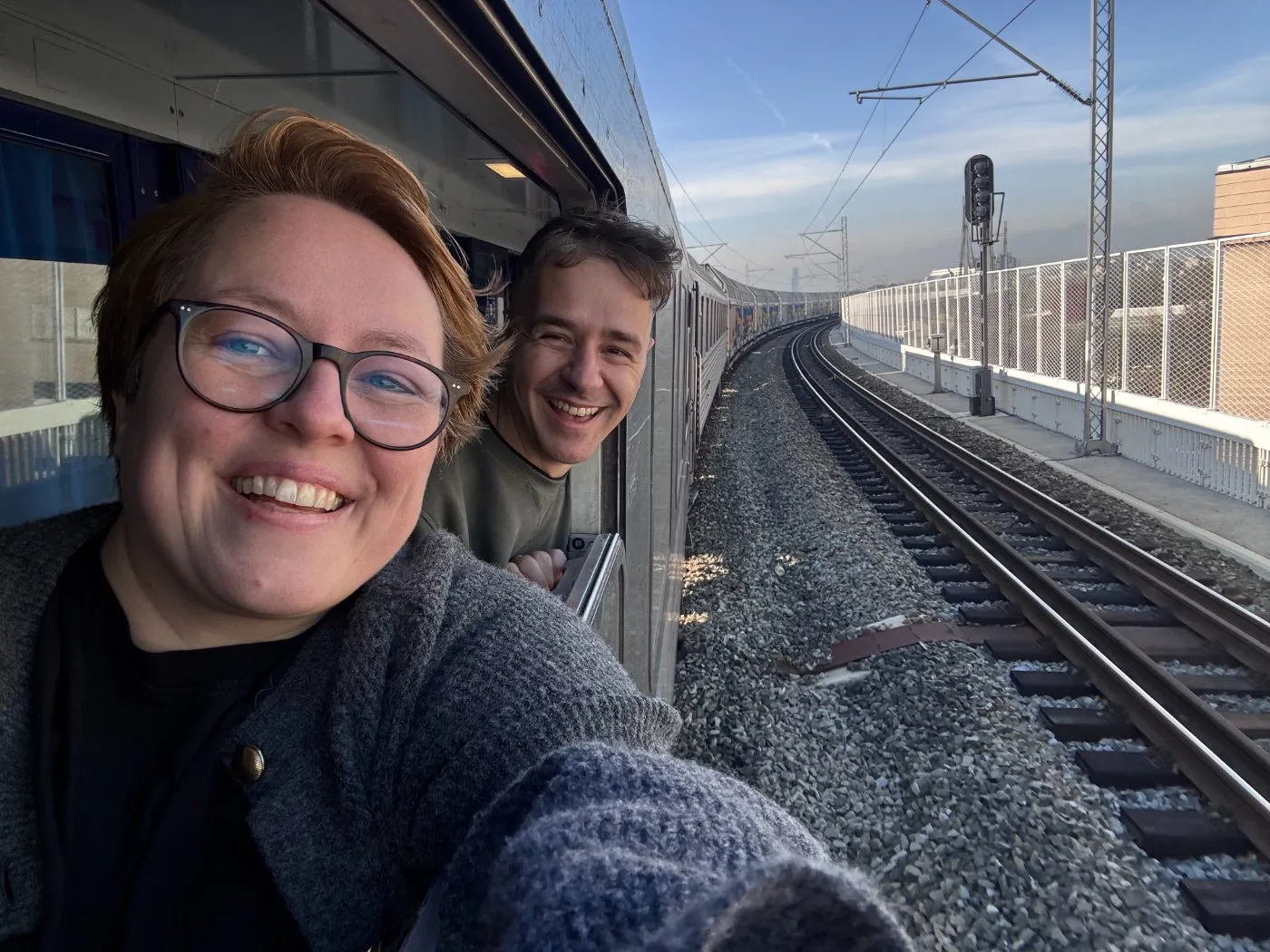 Cari und Mathias mit Mikrofon