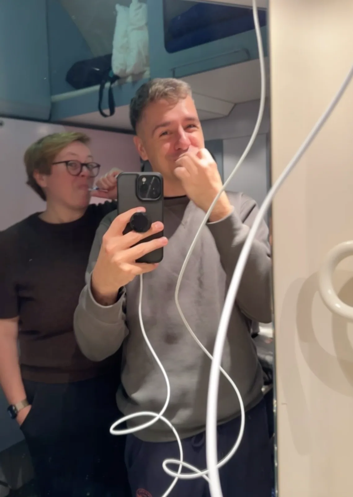 Cari und Mathias im Zug-Badezimmer